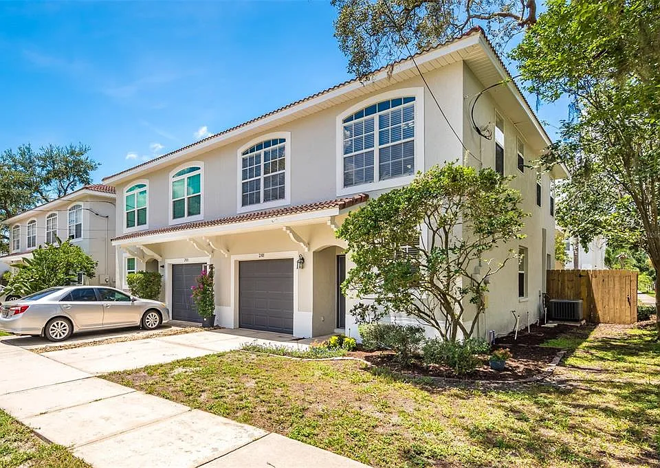 2101 W De Leon St