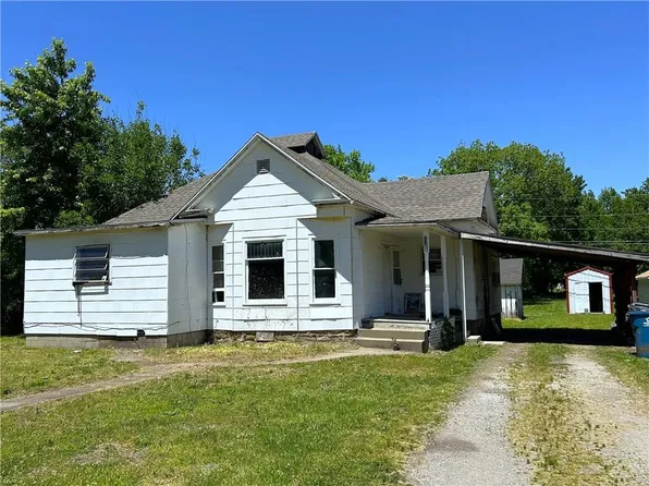 203 E Maple St, Liberal, MO 64762
