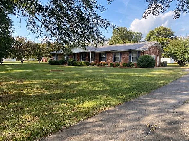 3 bed, 2140 sqft, $1,575 — Photo 2