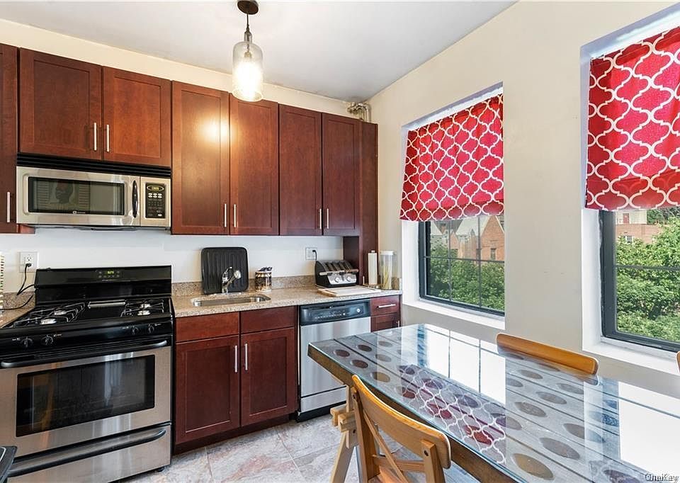 1st image of 830 Bronx River Rd APT 6C