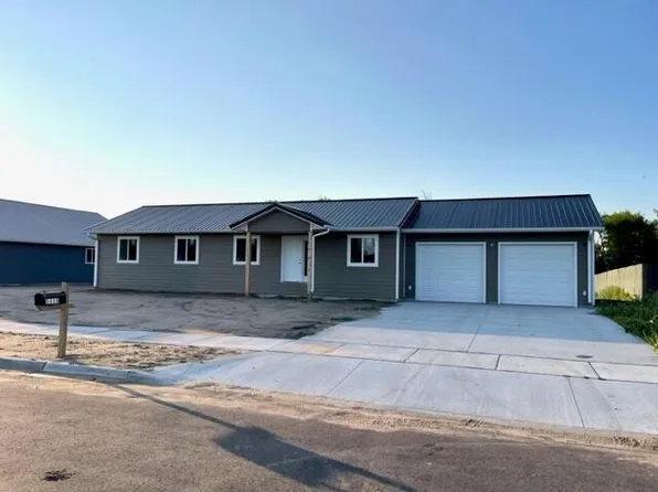 1112 Woods Cir, Mitchell, SD 57301