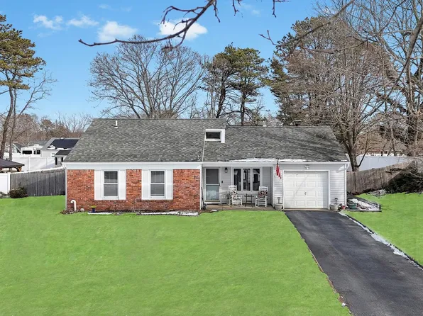 17 Groton Lane, Coram, NY 11727