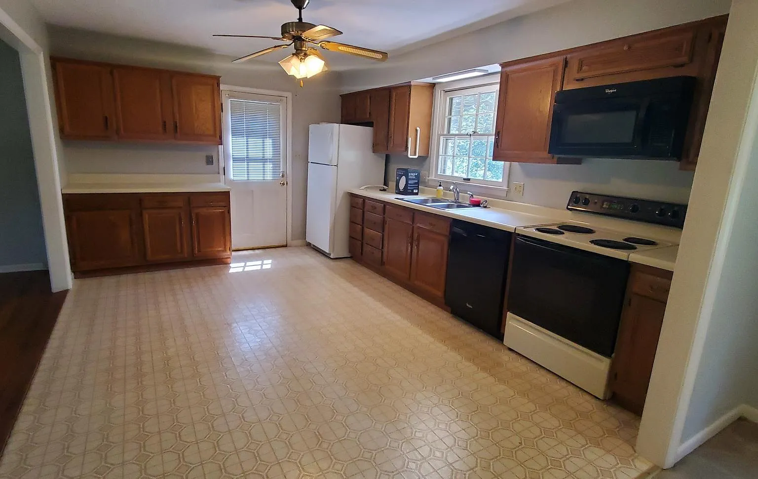 3 bed, 2195 sqft, $2,350 — Photo 2