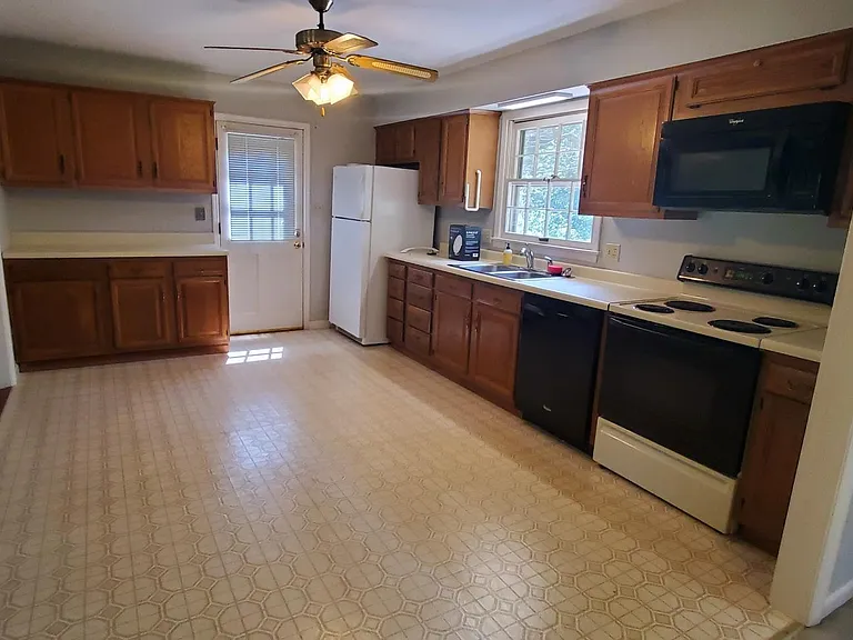 9402 Gulf Park Dr — Photo 2