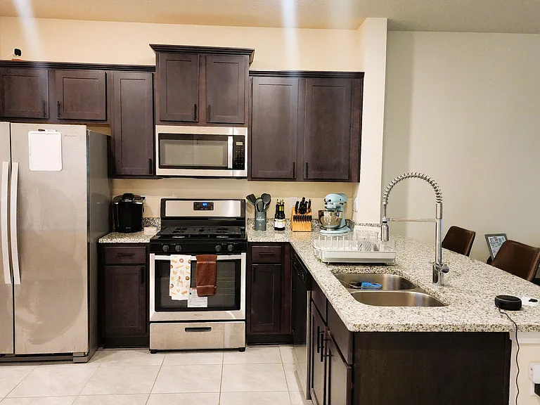 37 Temple Dr — Photo 3