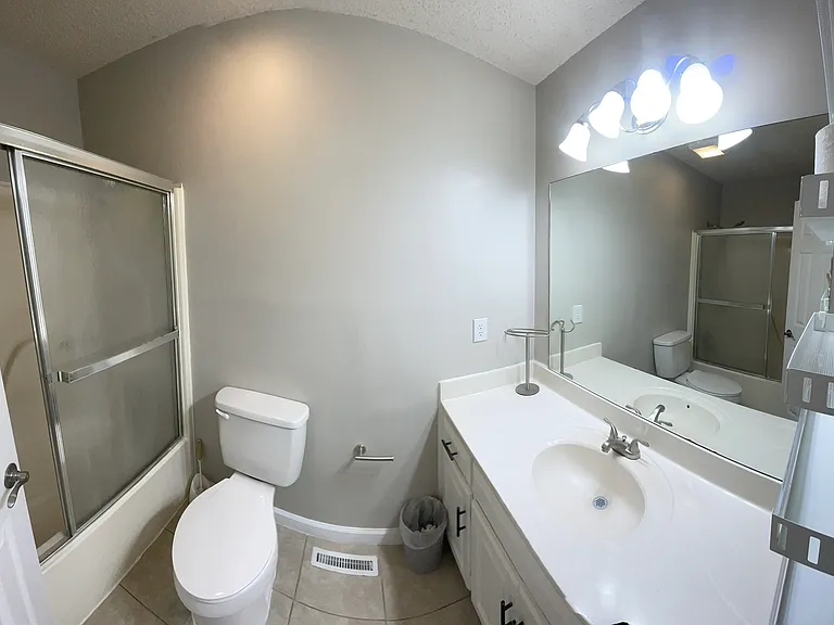 820 NE Bristol Dr — Photo 3