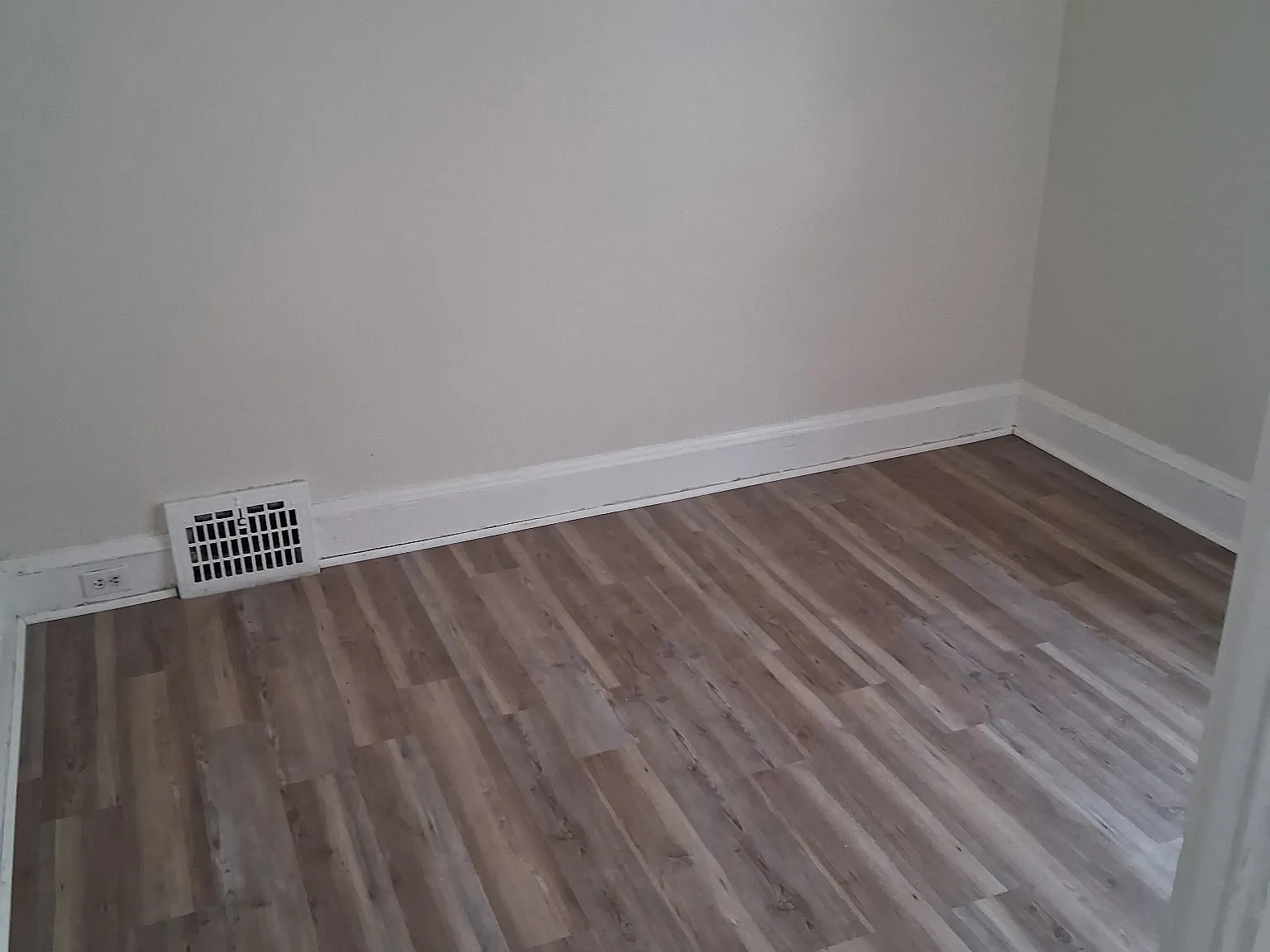 3 bed, 1300 sqft, $900 — Photo 1