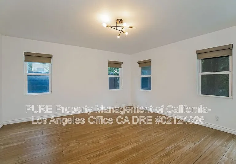 5049 Pickford St — Photo 17