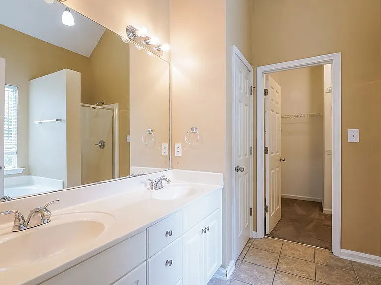 725 Claiborne St — Photo 12