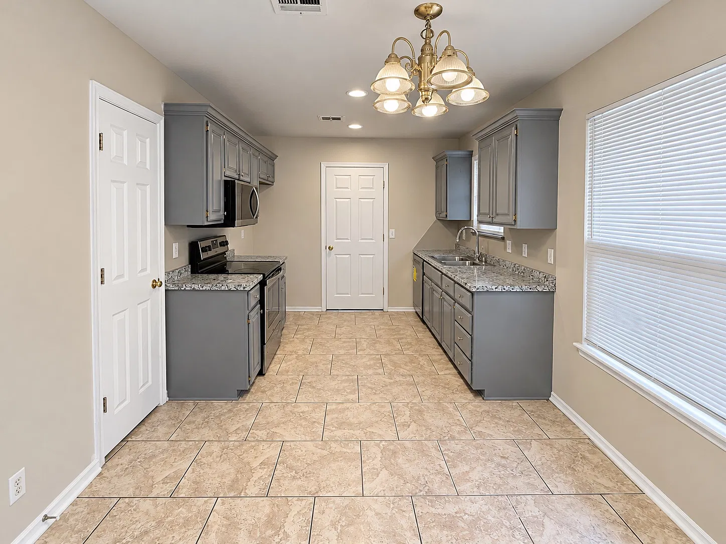 3 bed, 1300 sqft, $1,350 — Photo 2