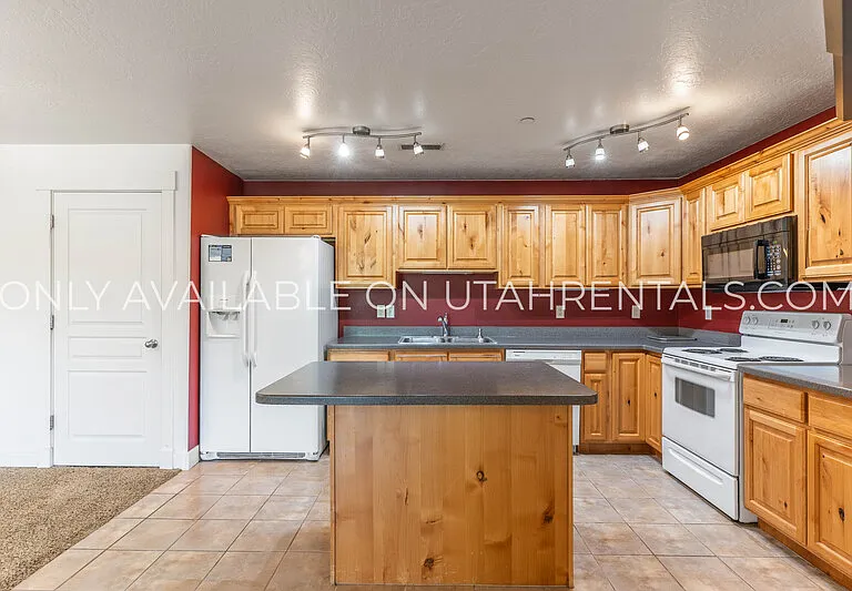 389 S State St #24 — Photo 1