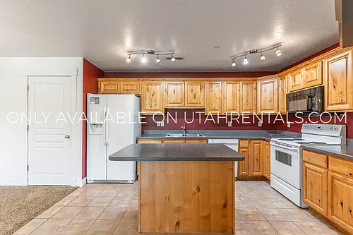 389 S State St Photo 1