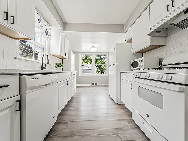 24111 Edgehill Dr — Photo 12