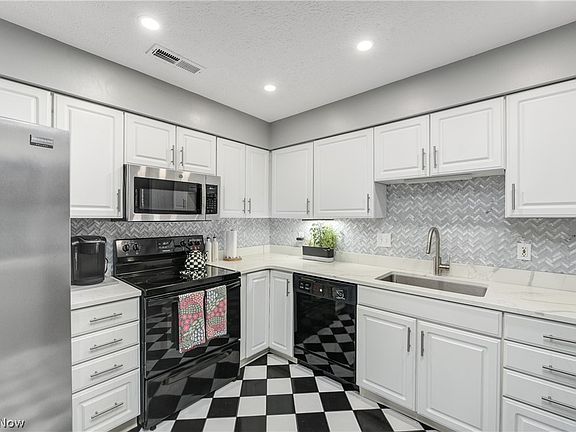 4th image of 649 Windrush Dr #B1