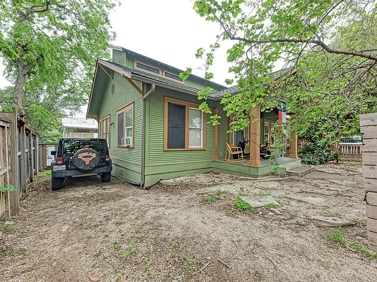 2834 Salado St — Photo 3