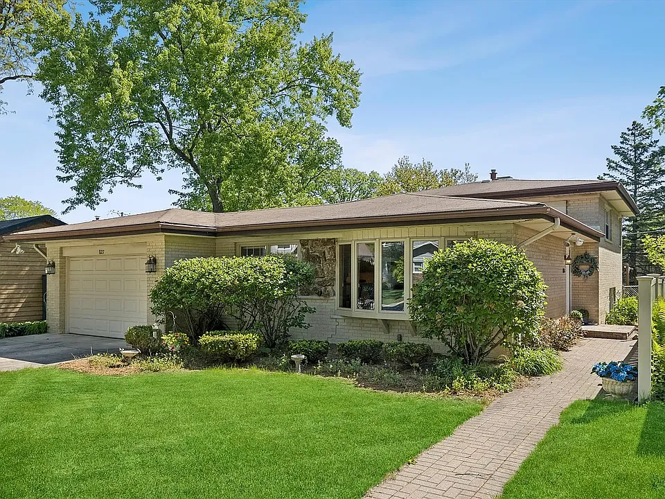 827 N Douglas Ave