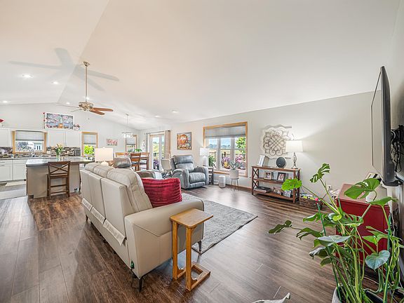 3rd image of 206 Donovan Cir