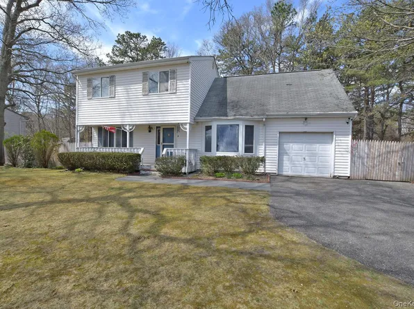 78 N Bicycle Path, Selden, NY 11784