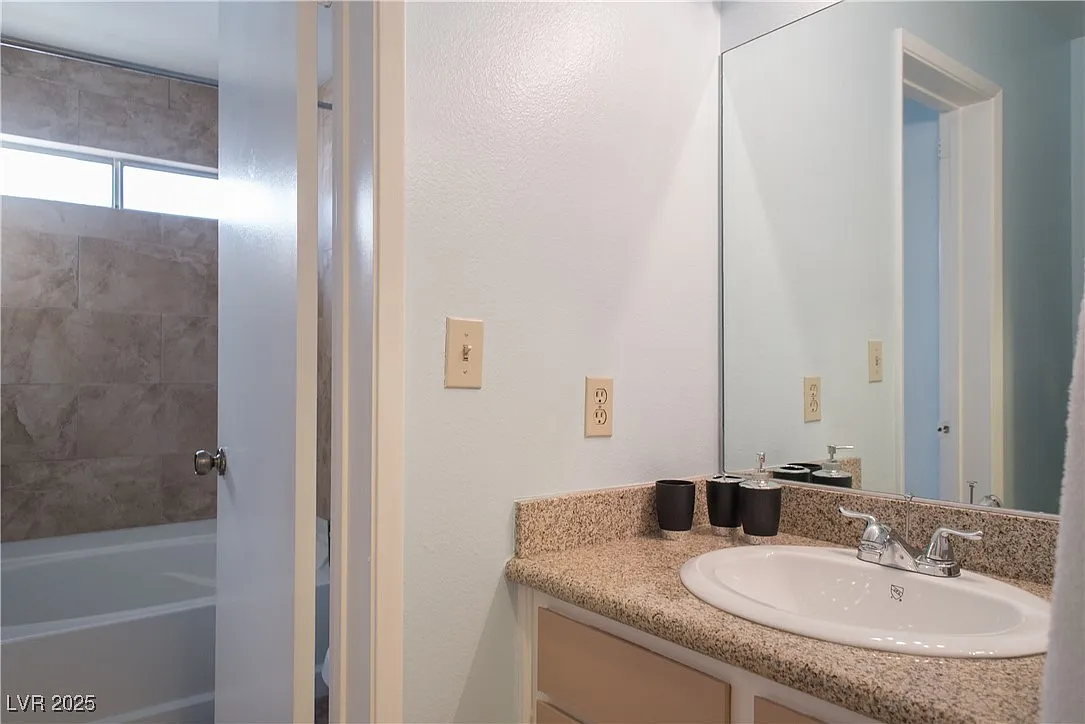 2 bed, 2.0 bath, 1068 sqft, $3,195 — Photo 2