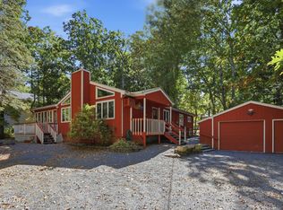 114 Stallion Dr, Lords Valley, PA 18428
