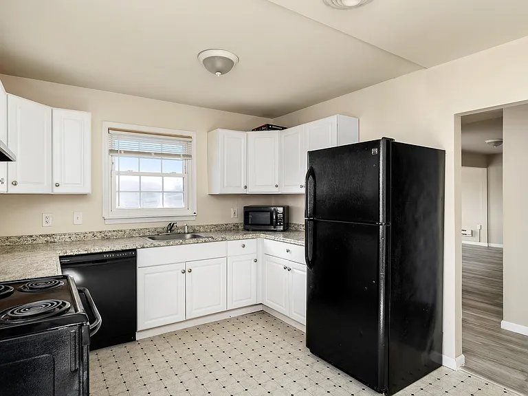 320 W 5th St #2 — Photo 3