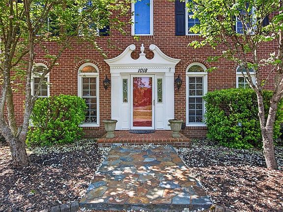 4th image of 1018 Riverbend Dr