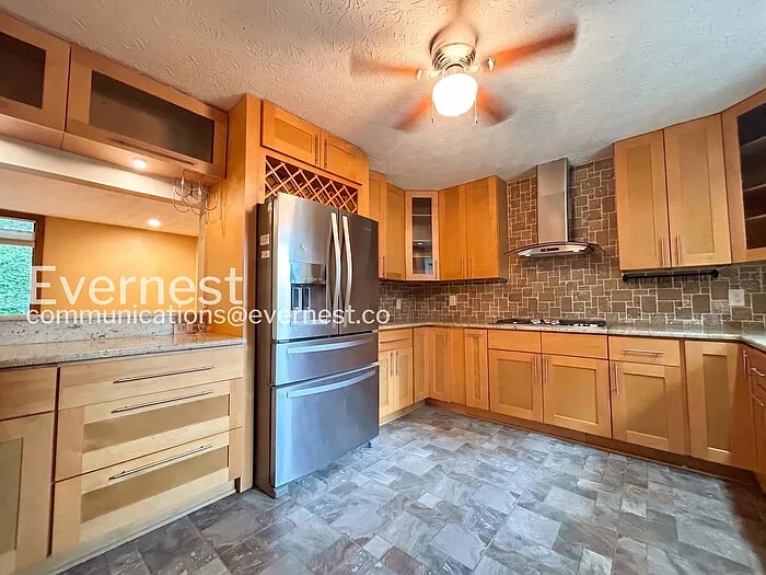 4 bed, 3.0 bath, 2600 sqft, $3,895 — Photo 4