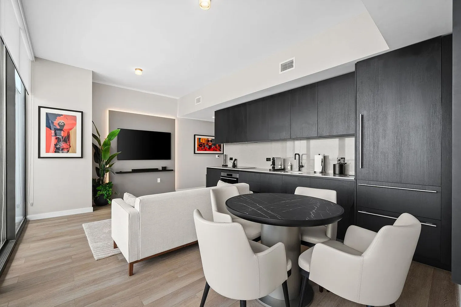 1 bed, 1.0 bath, 893 sqft, $8,059 — Photo 4