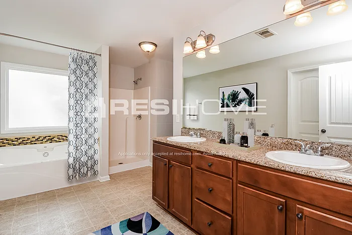 3 bed, 2.5 bath, 2532 sqft, $2,130 — Photo 4