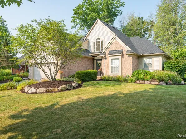 3052 Richmond Dr, Clarkston, MI 48348