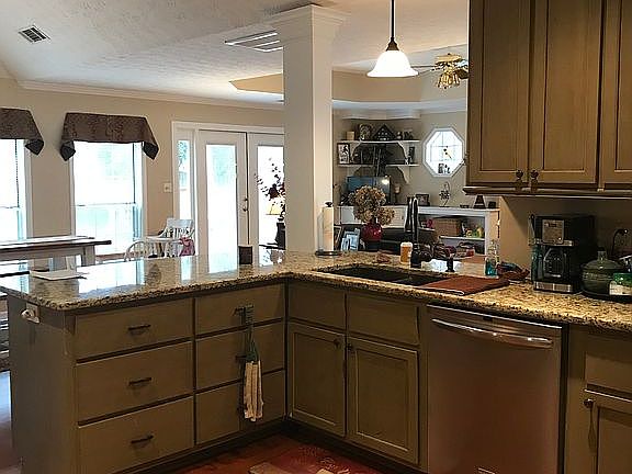 4th image of 526 Longwood Ln
