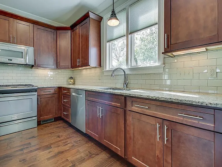 823 Knox Ave — Photo 10