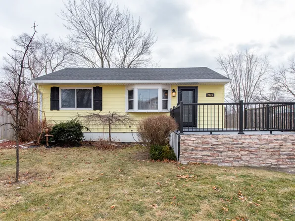 2825 Shoshone Rd, Waukegan, IL 60087