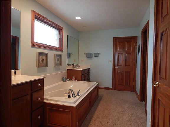 4th image of 6 Woodview Dr