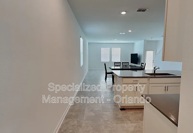 3 bed, 2.5 bath, 1800 sqft, $2,250 — Photo 2
