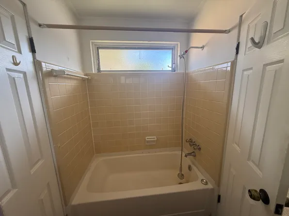 212 NE 8th Ave APT D, Hallandale, FL 33009