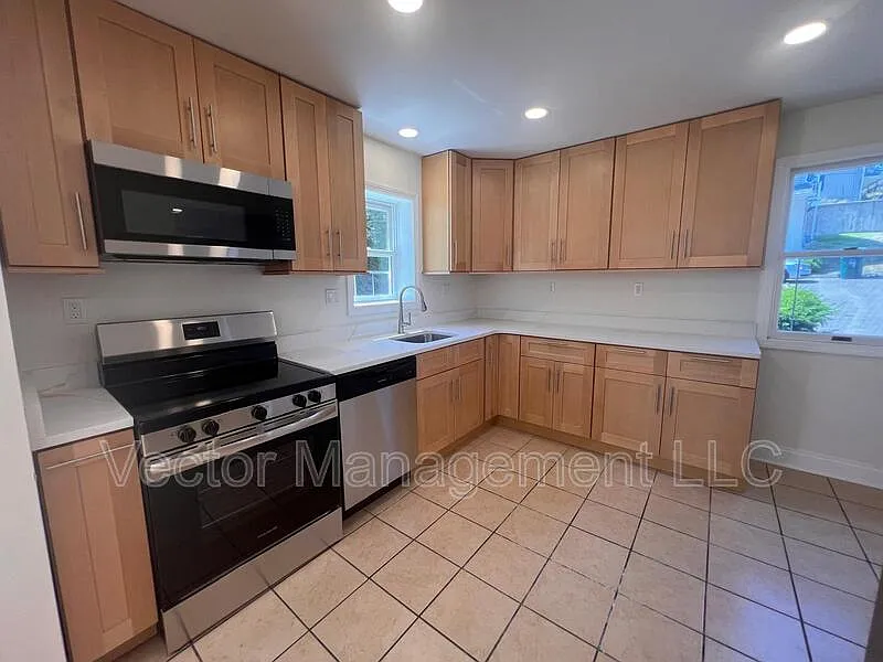 4 bed, 2.0 bath, 1571 sqft, $2,950 — Photo 4