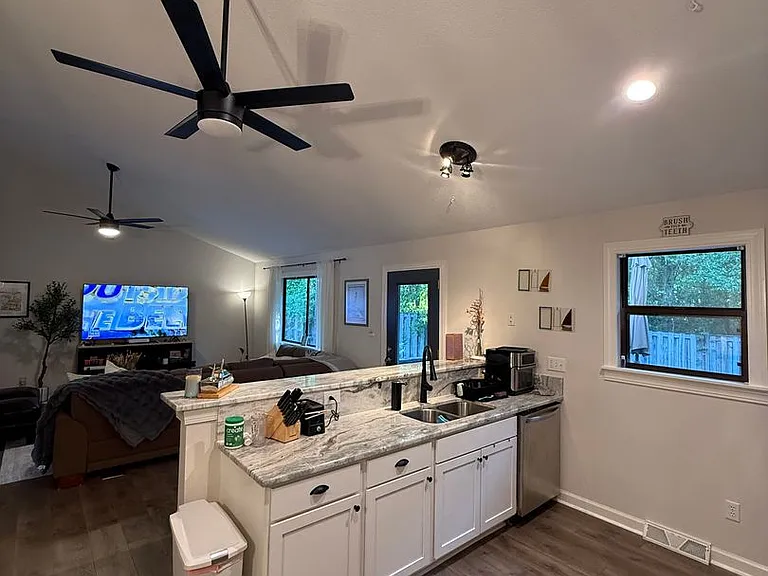 4104 Cheney Pl — Photo 2