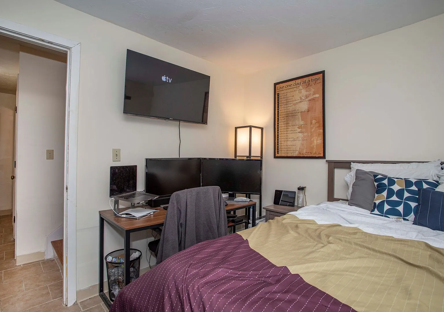 Huge 4 bed 2 bath townhouse near Northeastern with a move in special! — Photo 1