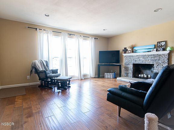 2nd image of 3886 Crestmont Dr