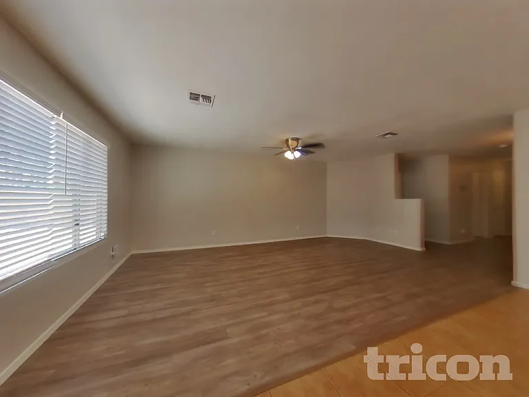 43714 W Cale Dr — Photo 2