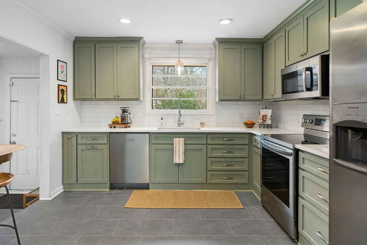 3 bed, $2,000 — Photo 1