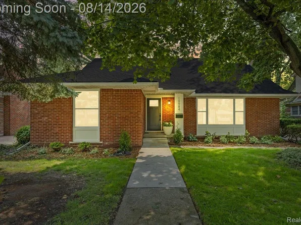 19984 Fairway Dr, Grosse Pointe Woods, MI 48236