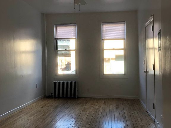 4th image of 26-04 Hoyt Ave S #1R