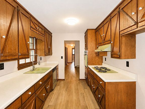 3rd image of 3750 Robinson Dr