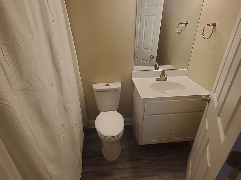 Saratoga Apartments - STA — Photo 17