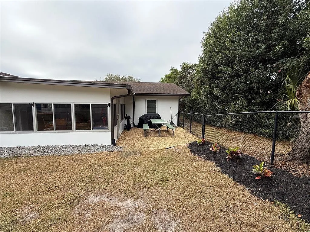 3 bed, 2.0 bath, 1541 sqft, $2,300 — Photo 3