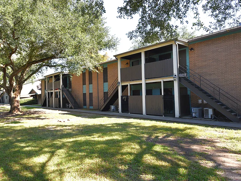 Bayou Oaks Apartments — Photo 38