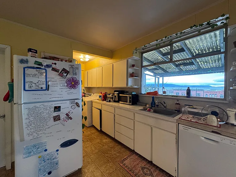 5 Bed 1.5 Bath in Fairhaven Close to Everything On a Bus Line — Photo 22