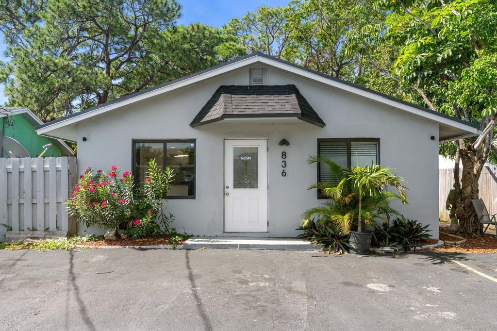 836 SW 13TH Court, photo 2